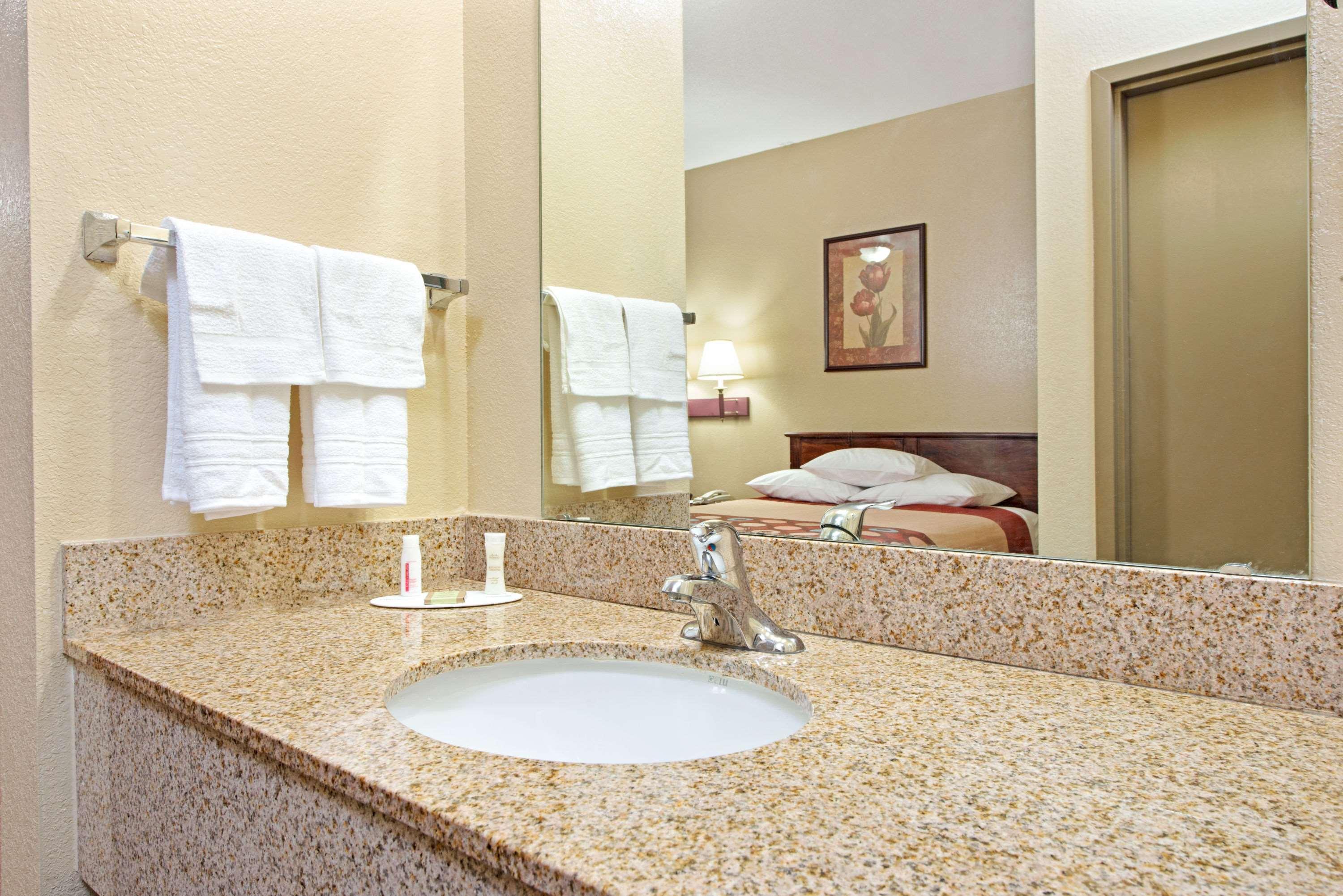 Hotel Super 8 By Wyndham St. Louis Airport Woodson Terrace Esterno foto